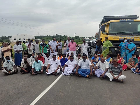கள்ளபாளையத்தில் டாஸ்மாக் கடைக்கு எதிர்ப்பு தெரிவித்து சூலூர் தொகுதி எம்எல்ஏ வி.பி.கந்தசாமி தலைமையில் மறியல் போராட்டத்தில் ஈடுபட்டுள்ள மக்கள்.