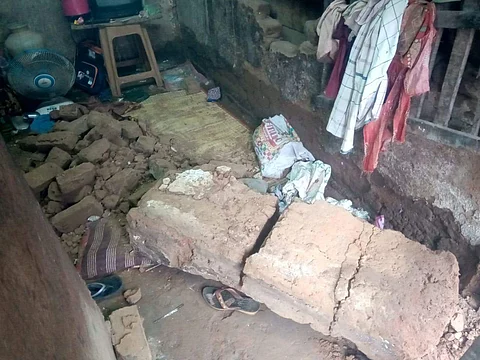 இடிந்து விழுந்த சலீம் வீட்டுச் சுவர்.