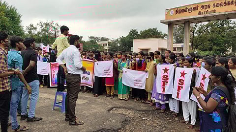 ராசிபுரம் அரசு கலை-அறிவியல் கல்லூரி முன்பாக, நீட் தேர்வு, புதிய கல்விக் கொள்கையை ரத்து செய்ய வலியுறுத்தி ஆர்ப்பாட்டத்தில் ஈடுபட்ட இந்திய மாணவர் சங்கத்தினர்.