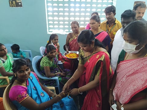 வீரபாண்டியில் கா்ப்பிணிப் பெண்களுக்கு வளைகாப்பு விழா