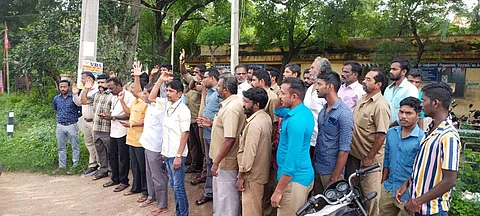 உசிலம்பட்டி மின்சார வாரிய அலுவலகம் முன்பாக ஆர்ப்பாட்டத்தில் ஈடுபட்ட மின் ஊழியர்கள்.