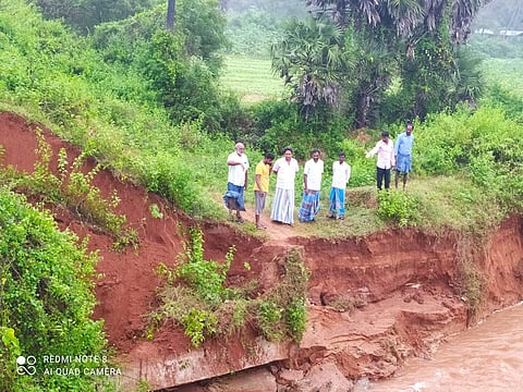 ஆம்பூர் மேல்மிட்டாளம் காளியம்மன் கோவில் அருகே உள்ள தடுப்பணை உடைந்து தேங்கிய தண்ணீரோடு சேதமானது.