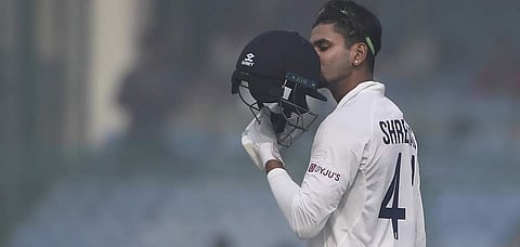 அறிமுக டெஸ்டில் சதமடித்தார் ஷ்ரேயஸ் ஐயர்