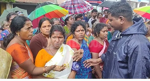 திருவள்ளூர் - ஆவடி நெடுஞ்சாலையில் ராமாபுரம் பேருந்து நிறுத்தம் அருகே சாலை மறியலில் ஈடுபட்டவர்களுடன் பேச்சுவார்த்தை நடத்தும் திருவள்ளூர் போலீஸ் டிஎஸ்பி சந்திரதாசன்.