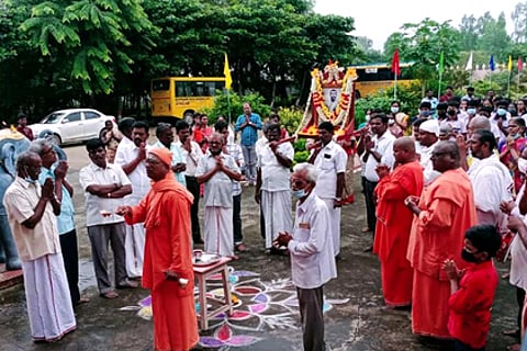 நிகழ்ச்சியை யொட்டி ஆஸ்ரம வளாகத்தில் வலம் வந்த ஸ்ரீராமகிருஷ்ணா் படம்.