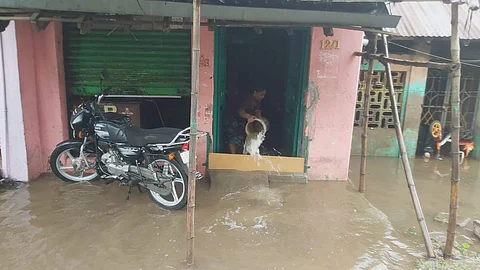 மழை நீரால் சூழப்பட்ட நாகை வ.உ.சி தெரு குடியிருப்புப் பகுதி