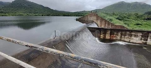 தொடர் மழையால் நிரம்பிய மறுகால் பாயும் உத்தமபாளையம் அருகே உள்ள ராயப்பன்பட்டி சண்முகா நதி நீர்த்தேக்கம்.