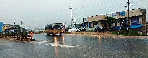 கனமழை காரணமாக கடலூா் மாவட்டத்தில் இன்றும் (நவ.3) பள்ளிகளுக்கு விடுமுறை அறிவிக்கப்பட்டது.