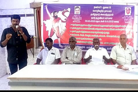 கருத்தரங்கில் பேசுகிறாா் தந்தை பெரியாா் திராவிடா் கழகப் பொறுப்பாளா் செ.பிரபு.