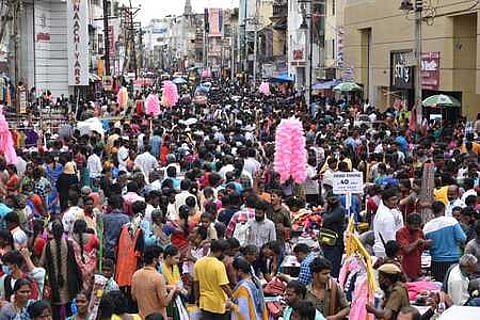 தீபாவளி பண்டிகையையொட்டி மதுரை தெற்குமாசி வீதியில் புதன்கிழமை பொருள்கள் எடுக்க குவிந்த கூட்டம்.