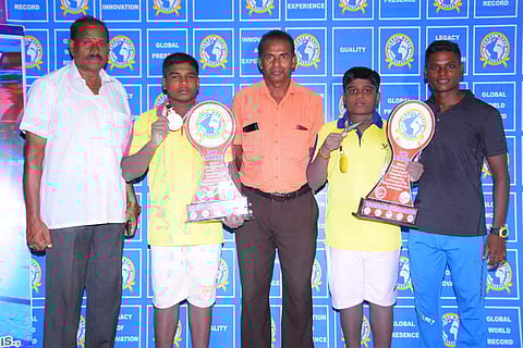 தூத்துக்குடி: தொடர்ந்து 12 மணி நேரம் நீச்சல் அடித்து சகோதரர்கள் உலக சாதனை