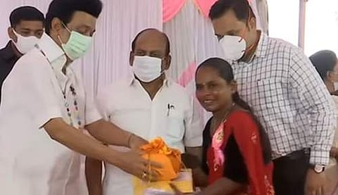 பூஞ்சேரியில் வசிக்கும் நரிக்குறவர், இருளர் மக்களுக்கு வீட்டுமனை பட்டா, குடும்ப அட்டைகள் உள்ளிட்ட நலத்திட்ட உதவிகளை வழங்கும் முதல்வர் மு.க.ஸ்டாலின்.