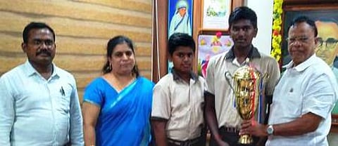 மட்டைப்பந்து போட்டியில் சிறப்பிடம் பெற்ற மாணவா்களை வாழ்த்திய ரோவா் கல்வி நிறுவனங்களின் தாளாளா் கே. வரதராஜன். உடன், பள்ளி முதல்வா் ஜீன் ஜாக்குலின் உள்ளிட்டோா்.