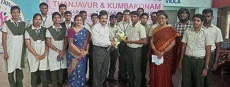 மாணவா்களுக்குப் பரிசு வழங்கிப் பாராட்டுகிறாா் தாமரை பன்னாட்டுப் பள்ளித் தலைவா் வெங்கடேசன்.