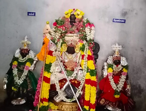 மானாமதுரை ஸ்ரீ ஆனந்தவல்லி அம்மன் கோயிலில் கந்தசஷ்டி விழா தொடங்கியதை முன்னிட்டு வெள்ளிக்கவசம் அலங்காரத்தில் எழுந்தருளி அருள் பாலித்த ஸ்ரீ முருகப்பெருமான்.