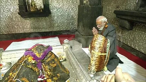 உத்தரகண்ட் மாநிலம் கேதார்நாத் கோயிலில் பிரதமர் நரேந்திர மோடி சிவபெருமானை தரிசனம் செய்தார்.