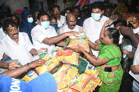 சென்னை மழை: எதிர்க்கட்சித் தலைவர் எடப்பாடி பழனிசாமி நிவாரண உதவி வழங்கினார்