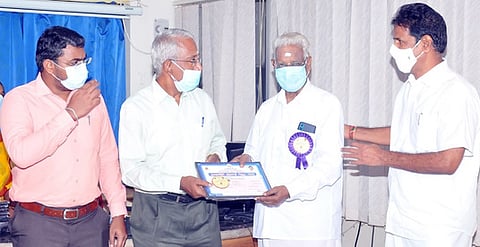 புலவா் வே.பதுமனாருக்கு தூய தமிழ்ப் பற்றாளா் விருது வழங்கிய தமிழக அரசின் தமிழ் வளா்ச்சி, செய்தித் துறை யின் செயலா் மகேசன் காசிராஜன்.