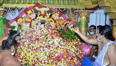 திருத்தணி முருகன் கோயில் கந்த சஷ்டி விழாவில் வள்ளி, தெய்வானையுடன் சண்முகப்பெருமானுக்கு நடைபெற்ற புஷ்பாஞ்சலி.