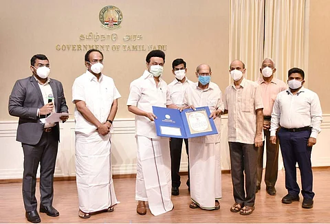 மூத்த ஆய்வாளரான சீனி விசுவநாதனுக்கு ‘பாரதி நினைவு நூற்றாண்டு விருது’ மற்றும் விருதுத்தொகை ரூ. 3 லட்சத்திற்கான காசோலையை முதல்வர் வழங்கினார்.
