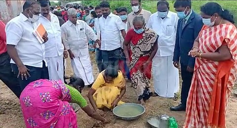 இளையான்குடி ஒன்றியம் தாயமங்கலத்தில் தரிசு நிலங்களில் பனைமர விதைகள் நடும் திட்டம் தொடங்கி வைக்கப்பட்டது.