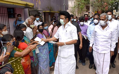 கொளத்தூர், வள்ளியம்மை தெருவில் முதல்வர் நடந்து சென்று பொதுமக்களை சந்தித்து அவர்களது தேவைகள் குறித்து கேட்டறிந்து, கோரிக்கை மனுக்களை பெற்றுக் கொண்டார்.