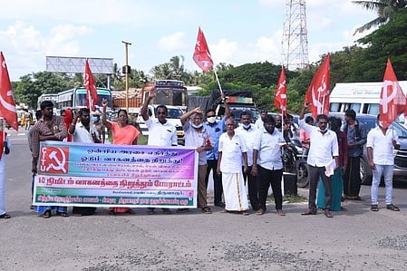 எரிபொருள் விலை உயா்வு: வாகனங்களை நிறுத்தி போராட்டம்