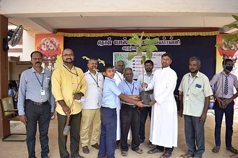 தொன்போஸ்கோ பள்ளியில் மாணவா்களுக்கு மரக்கன்றுகள் வழங்கல்