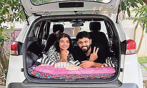 இந்தியாவை சுற்றும் இளம் தம்பதி