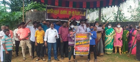 பெரியபாளையத்தில் கிறிஸ்தவ தேவாலய பங்குத்தந்தையைக் கண்டித்து ஆர்ப்பாட்டத்தில் ஈடுபட்டவர்கள்.