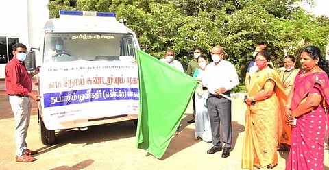 நடமாடும் நுண்கதிா் வாகனத்தை கொடியசைத்துத் தொடக்கி வைக்கிறாா் ஆட்சியா் சு. சிவராசு. உடன், துணை இயக்குநா் (காசநோய்) எஸ். சாவித்திரி உள்ளிட்டோா்.