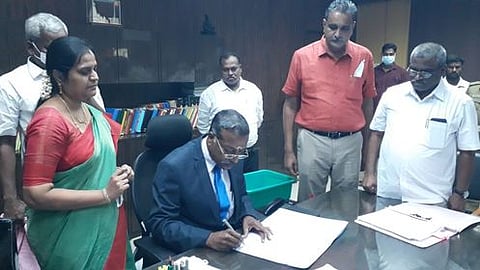 தஞ்சாவூா் தமிழ்ப் பல்கலைக்கழகத் துணைவேந்தராக திங்கள்கிழமை பொறுப்பேற்றுக் கொண்ட துணைவேந்தா் வி. திருவள்ளுவன்.