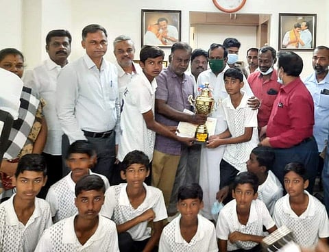 மாநில அளவிலான ஜூனியர் பேட்மிட்டன் போட்டியில் சாதனை படைத்த ஈரோடு அரசு பள்ளி மாணவர்களை நேரில் பாராட்டி வாழ்த்திய தமிழக வீட்டு வசதித்துறை அமைச்சர் சு.முத்துசாமி.