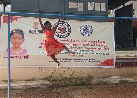 கிடைமட்ட கம்யில் தொங்கி கொண்டு 70 மீட்டர் கடந்து சாதனை படைத்த சிறுமி அனுஸ்ரீ