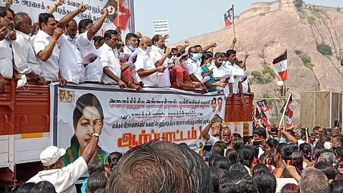 நாமக்கல் பூங்கா சாலையில் வெள்ளிக்கிழமை நடைபெற்ற அதிமுக ஆர்ப்பாட்டத்தில் பேசிய முன்னாள் அமைச்சர் தங்கமணி.