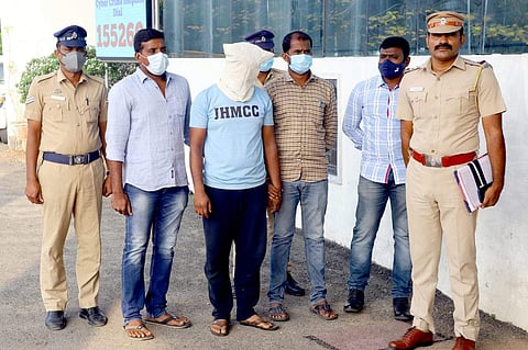 பெங்களூர் சாம்ராஜ் நகரில் கைது செய்யப்பட்ட முகமது சுகிலுடன் நாமக்கல் மாவட்ட தனிப்படையினர்.