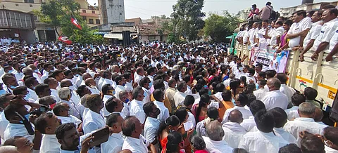 ஆர்ப்பாட்டத்தில் திரளாக கலந்து கொண்ட கட்சி தொண்டர்கள்