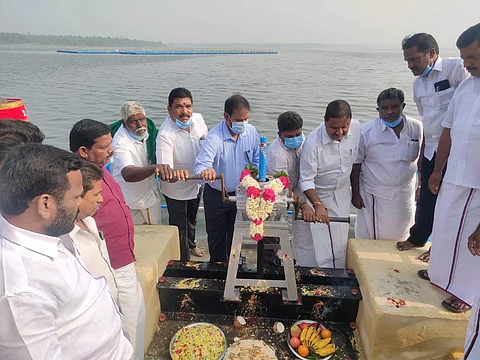 பாரூர் பெரிய ஏரியில் இருந்து இரண்டாம் போக பாசனத்திற்காக பாசன நீரை திறந்து வைத்த மாவட்ட ஆட்சியர் வி.ஜெயச்சந்திர பானு ரெட்டி. உடன் சட்டபேரவை உறுப்பினர் தே.மதியழகன், செயற்பொறியாளர் குமார் உள்ளிட்டோர்.