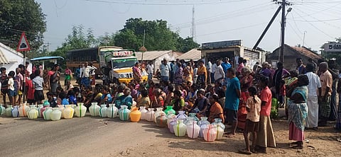 தொட்டியம் அருகே அலகரையில் குடிநீர் கேட்டு காலி குடங்களுடன் மக்கள் சாலை மறியல் போராட்டம்