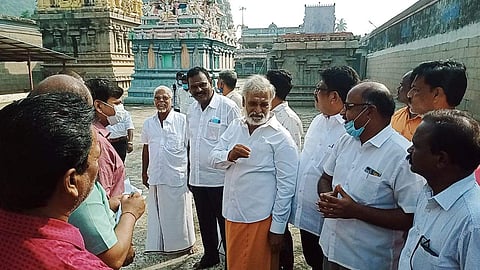 திருக்கழுகுன்றம் வேதகிரிஸ்வரர் கோயிலில் அமைச்சர் சேகர் பாபு ஆய்வு மேற்கொண்டார்.