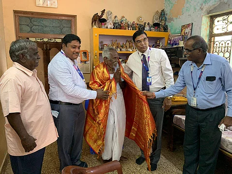 ஓய்வூதியதாரர் நாளை முன்னிட்டு திருவள்ளூர் அருகே ஓய்வு பெற்ற ரயில்வே ஊழியரான கிருஷ்ணசாமி(103) நேரில் சென்று பொன்னாடை அணிவித்து மரியாதை செய்த எஸ்பிஐ வங்கி அதிகாரிகள் .