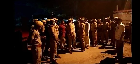 திருத்தங்கள் காவல் நிலையம் முன்பு திரண்ட அதிமுகவினர்.