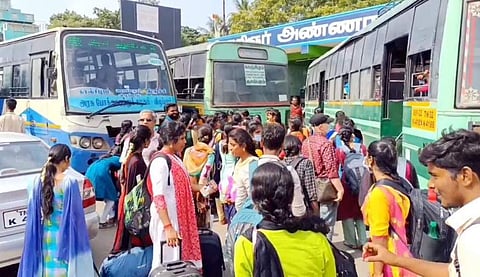 காஞ்சிபுரம் பேருந்து நிலையத்தில் சொந்த ஊர்களுக்கு செல்வதற்காக குவிந்த தனியார் நிறுவனத்தின் தொழிலாளர்கள்.