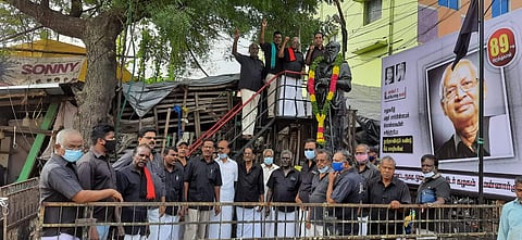 மன்னார்குடியில் பெரியார் சிலைக்கு மாலை அணிவிக்கும் திராவிடர் கழகத்தினர்.