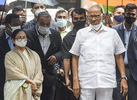 மும்பையில் தேசியவாத காங்கிரஸ் தலைவா் சரத் பவாரை புதன்கிழமை சந்தித்த மேற்கு வங்க முதல்வா் மம்தா பானா்ஜி.