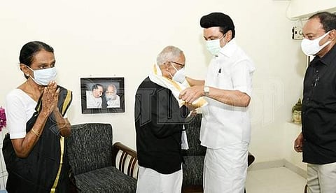 திராவிட கழகத் தலைவர் கி.வீரமணியின் 89 ஆவது பிறந்தநாளையொட்டி, அவரது இல்லத்திற்கு நேரில் சென்று அவருக்கு பொன்னாடை அணிவித்து வாழ்த்து தெரிவித்த முதல்வர் மு.க.ஸ்டாலின்.