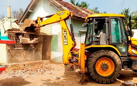 எலவம்பட்டி பள்ளியில் அகற்றப்படும் பழுதடைந்த அங்கன்வாடி கட்டடம். ~அகற்றப்படும் அங்கன்வாடிக் கட்டடத்தைப் பாா்வையிட்ட திருப்பத்தூா் ஆட்சியா் அமா் குஷ்வாஹா. உடன், எம்எல்ஏ அ.நல்லதம்பி உள்ளிட்டோா்.