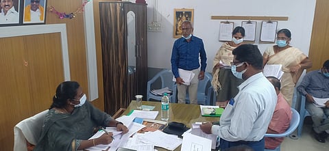 பென்னாகரம் ஒன்றியத்துக்குள்பட்ட பகுதிகளில் நடைபெற்ற திட்டப் பணிகள் குறித்து அதிகாரிகளிடம் கேட்டறியும் மாவட்ட ஆட்சியா் ச.திவ்யதா்சினி.