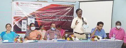 கருத்தரங்கில் பேசிய மத்திய பட்டு வாரியத்தின் ஆராய்ச்சியாளா் கே.ரகு. உடன் உதவி இயக்குநா் கே.பூா்ணிமா உள்ளிட்டோா்.