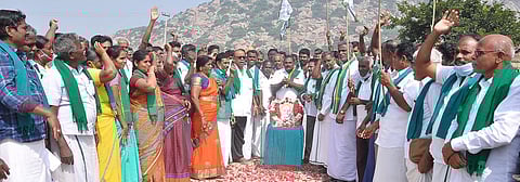 கிருஷ்ணகிரியில் தமிழக விவசாயிகள் சங்கம் சாா்பில் நடைபெற்ற நாராயணசாமி நினைவு நாள் கூட்டத்தில் கலந்துகொண்டோா்.